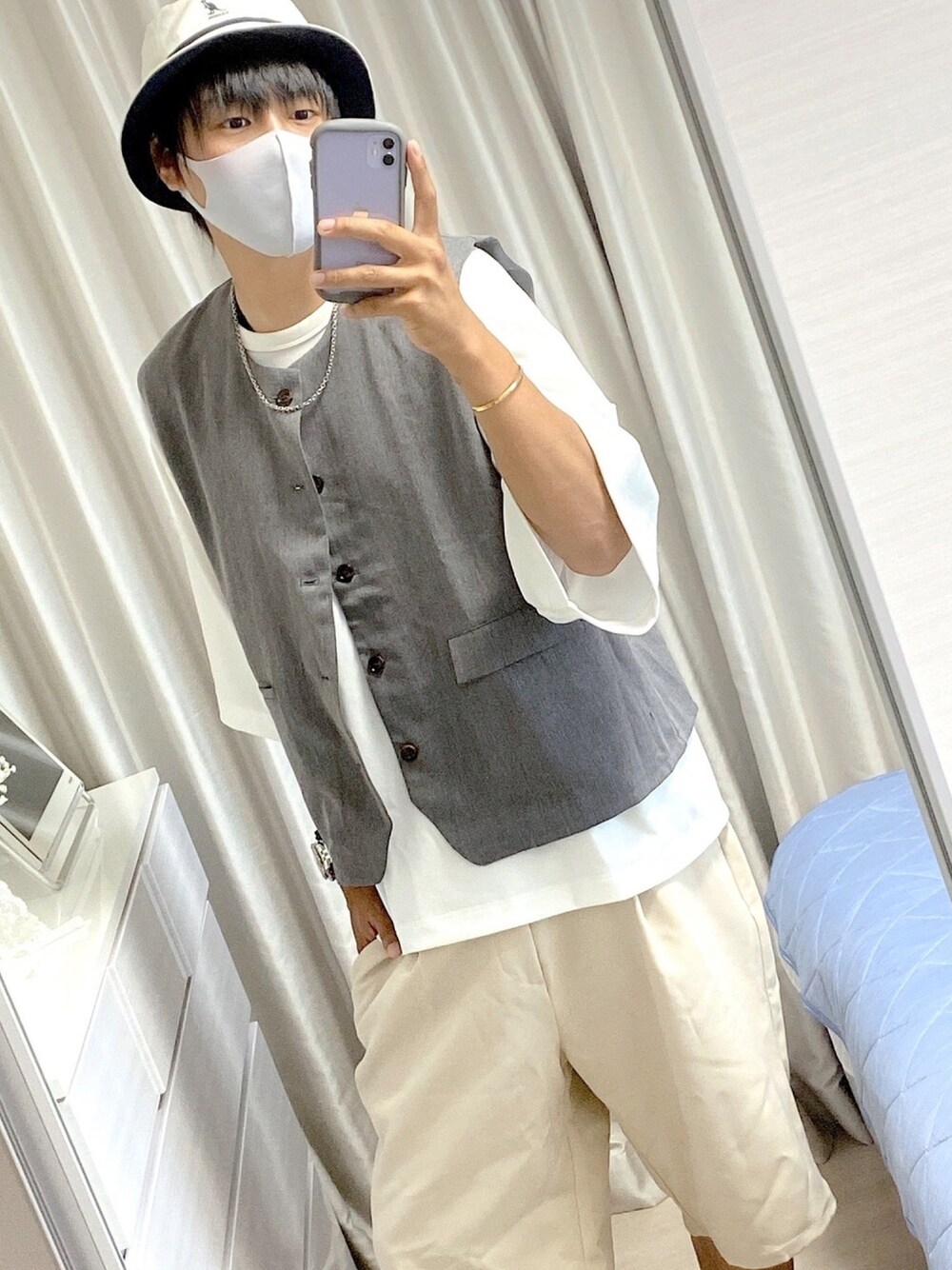 グレー系のベスト、ホワイト系のTシャツ/カットソー、ベージュ系のその他パンツを着用したメンズの夏コーディネートの1枚目の写真