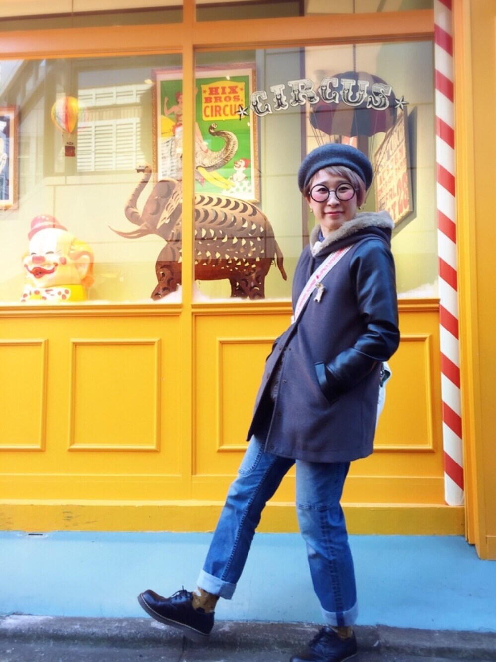 ブルー系のシャツ/ブラウス、ブルー系のデニムパンツ、ホワイト系のショルダーバッグを着用したレディースの冬コーディネートの1枚目の写真