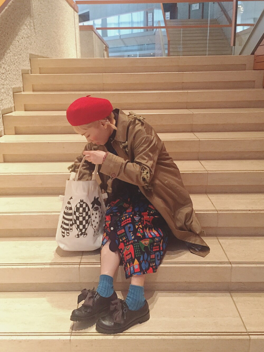 ブルー系のワンピース、ブラウン系のその他アウター、ホワイト系のトートバッグを着用したレディースの春コーディネートの1枚目の写真