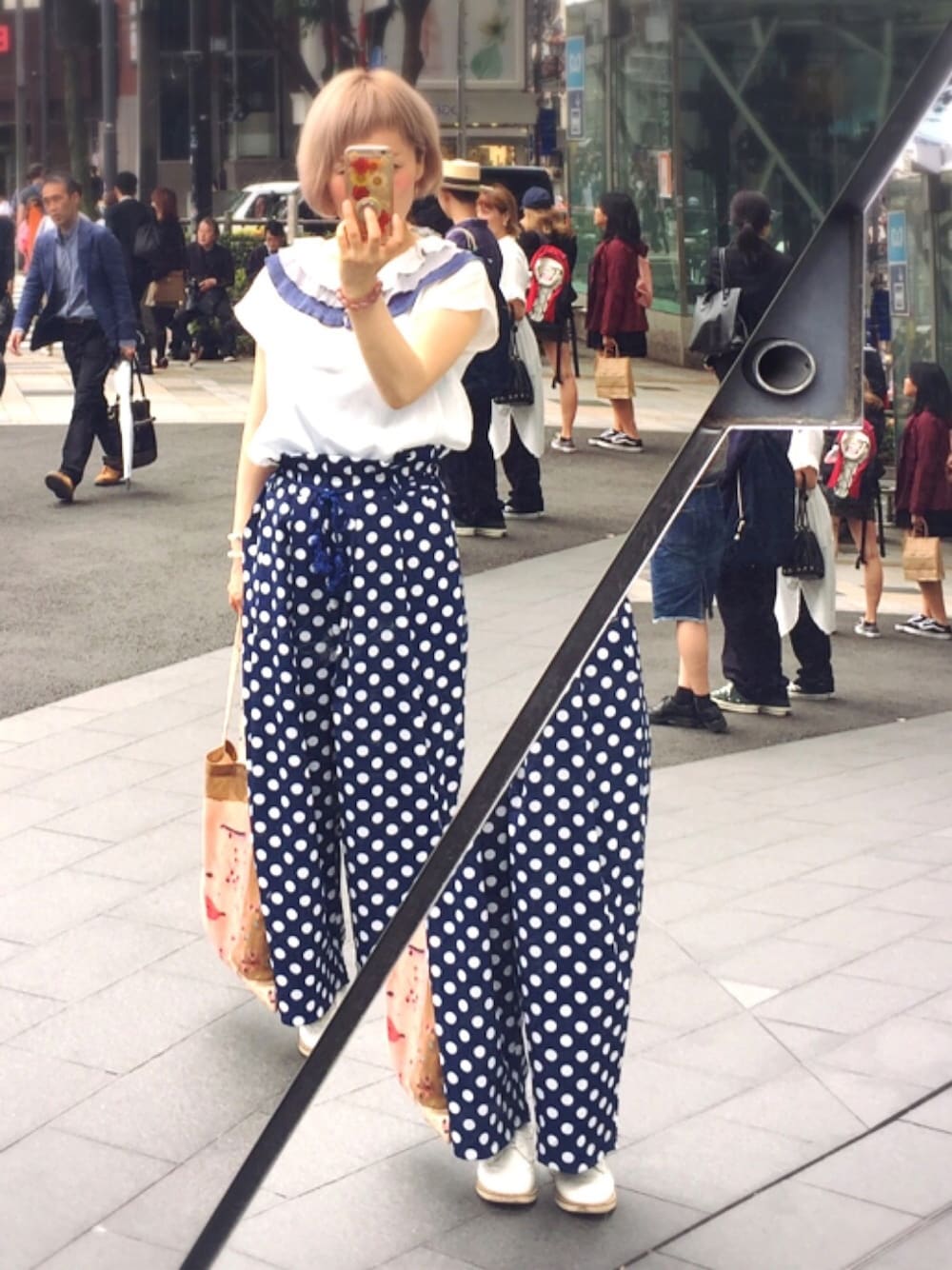 「ドット、休日スタイル、ドットパンツ、ウエストイン、ウエストマーク、ワイドパンツ、原宿、自撮り、大人ガーリー、カオリノモリ」｜「merlot plusのグラデティアードピエロ襟ブラウス2935（シャツ/ブラウス、ブルー系）」を使った、ひーこさん（レディース・154cm）の春コーディネートの1枚目の写真