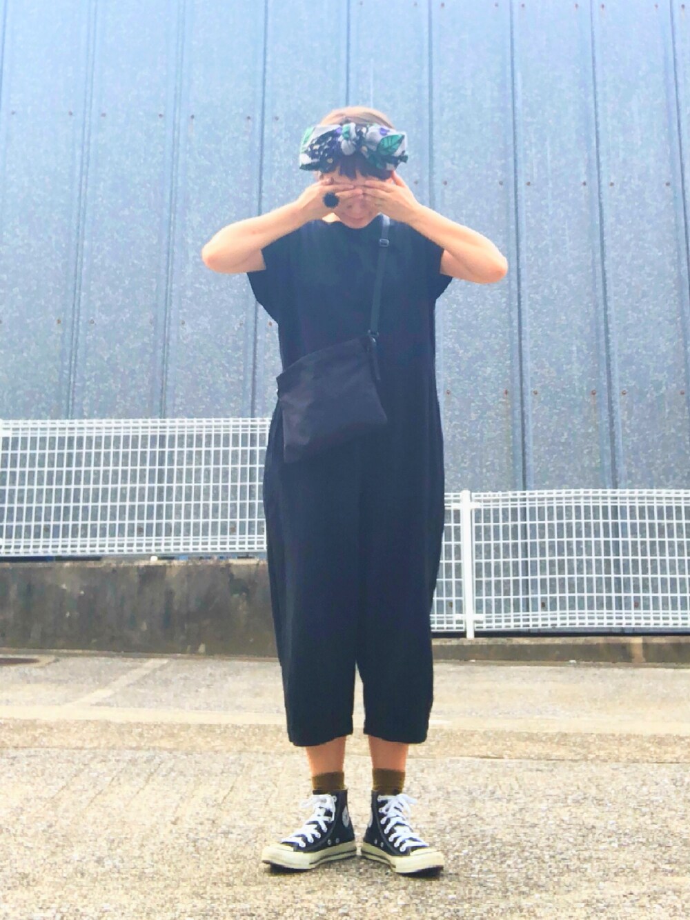 「シンプル、プチプラ、低身長、ootd、オールインワン、黒、ヘアバンド、カオリノモリ、ラクチンコーデ、merlot」｜「kaorinomoriのアイテム（ヘアバンド、パープル系）」を使った、ひーこさん（レディース・154cm）の秋コーディネートの1枚目の写真
