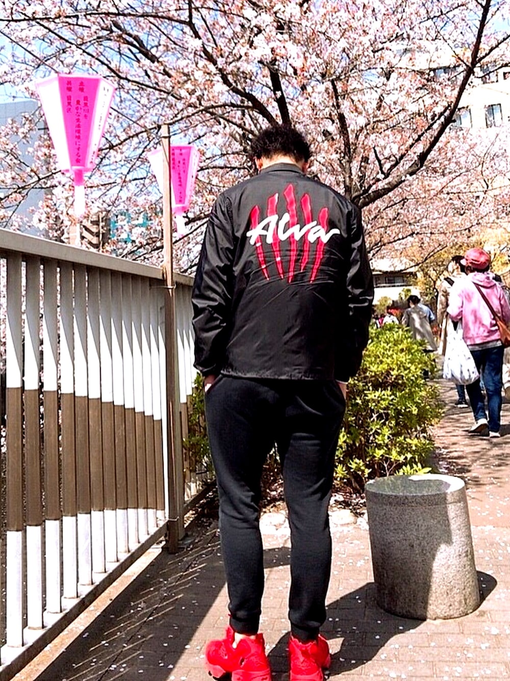 ブラック系のその他パンツ、ブラック系のブルゾン、レッド系のスニーカーを着用したメンズの春コーディネートの1枚目の写真