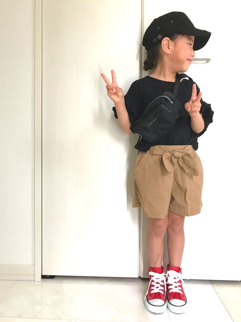 「シンプル、キッズコーデ、女の子、マリンキャップ、スニーカー」｜「monmimiのアイテム（帽子、ブラック系）」を使った、misakiさん（キッズ・100cm）の春コーディネートの1枚目の写真