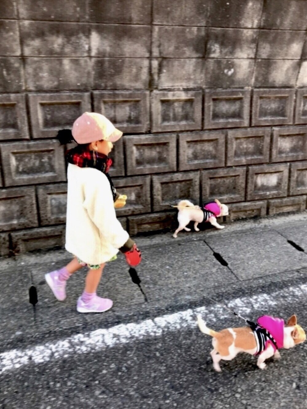 「キッズコーデ、女の子、ボア、カジュアル、秋のコーデ、シンプル」｜「URBAN RESEARCH DOORSのコーデュロイロゴキャップ(KIDS)（キャップ、ベージュ系）」を使った、misakiさん（キッズ・100cm）の秋コーディネートの1枚目の写真