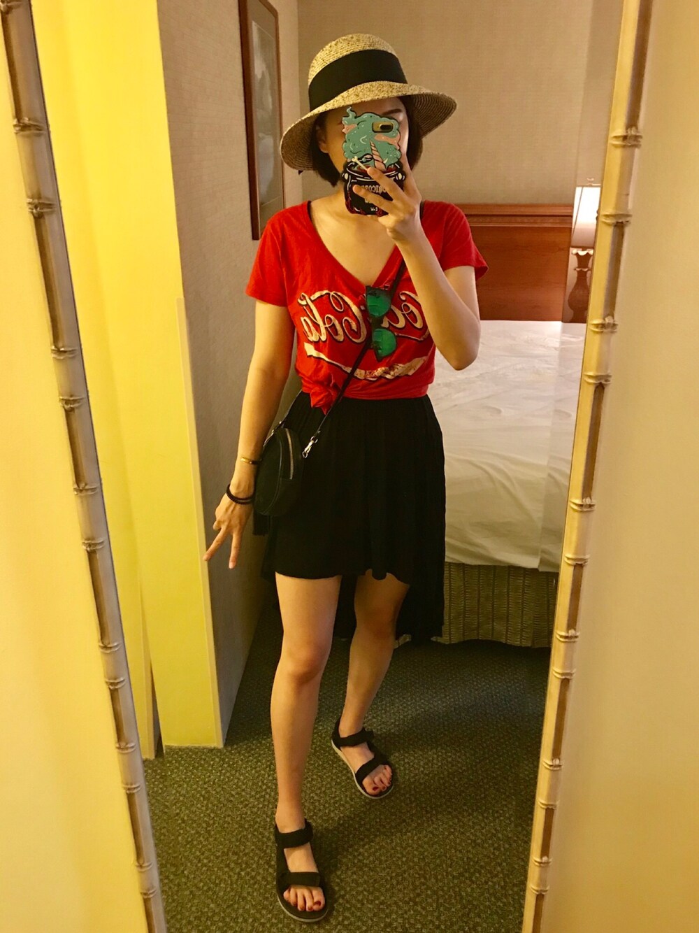 「strawhat、highlow、blackandred、cocacola、hawaii、summer、teva、oldclothes、beach、ootd」｜「Coca Colaのアイテム（Tシャツ/カットソー、レッド系）」を使った、tiffu さん（レディース・168cm）の夏コーディネートの1枚目の写真