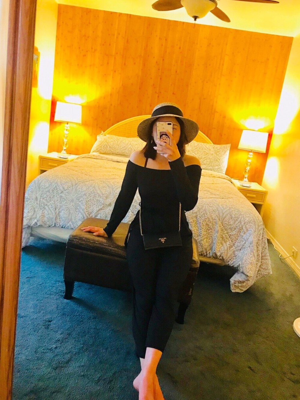 ブラック系のバッグを着用したレディースの冬コーディネートの1枚目の写真