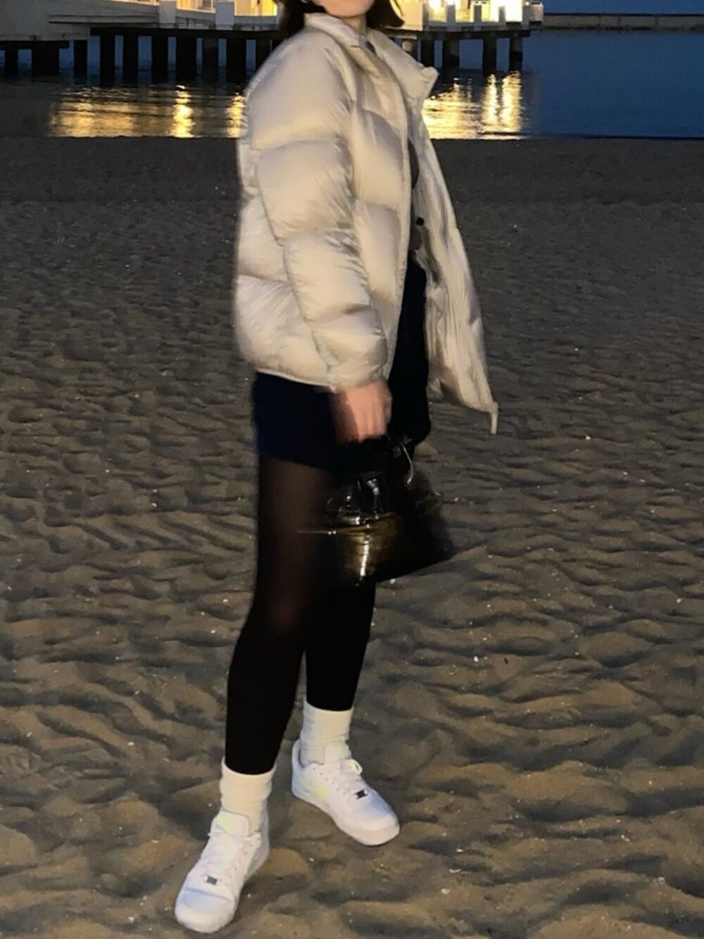 「シンプルコーデ、秋冬コーデ、おしゃれさんと繋がりたい、海、いいね返し、fashion、ootd」｜「ZARAのアイテム（デニムスカート、ブルー系）」を使った、micoさん（レディース・166cm）の冬コーディネートの1枚目の写真