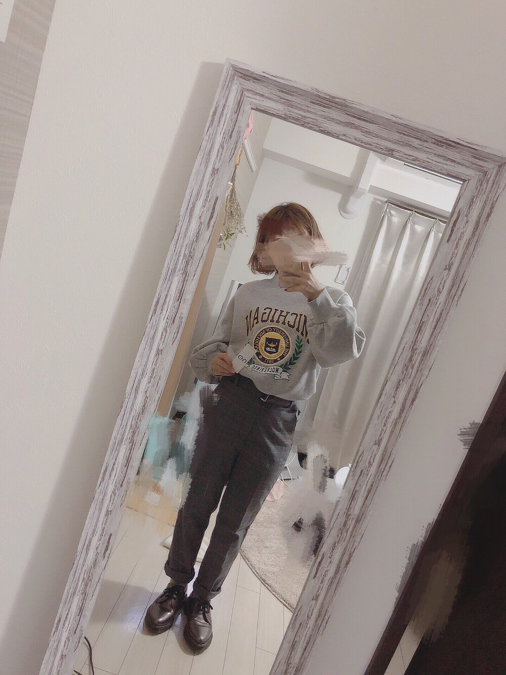 「GU コーデ、低身長、秋服、チェックパンツ、スウェット、ドクターマーチン」｜「GUのアイテム（スウェット、グレー系）」を使った、のむ🅿︎さん（レディース・145cm）の秋コーディネートの1枚目の写真