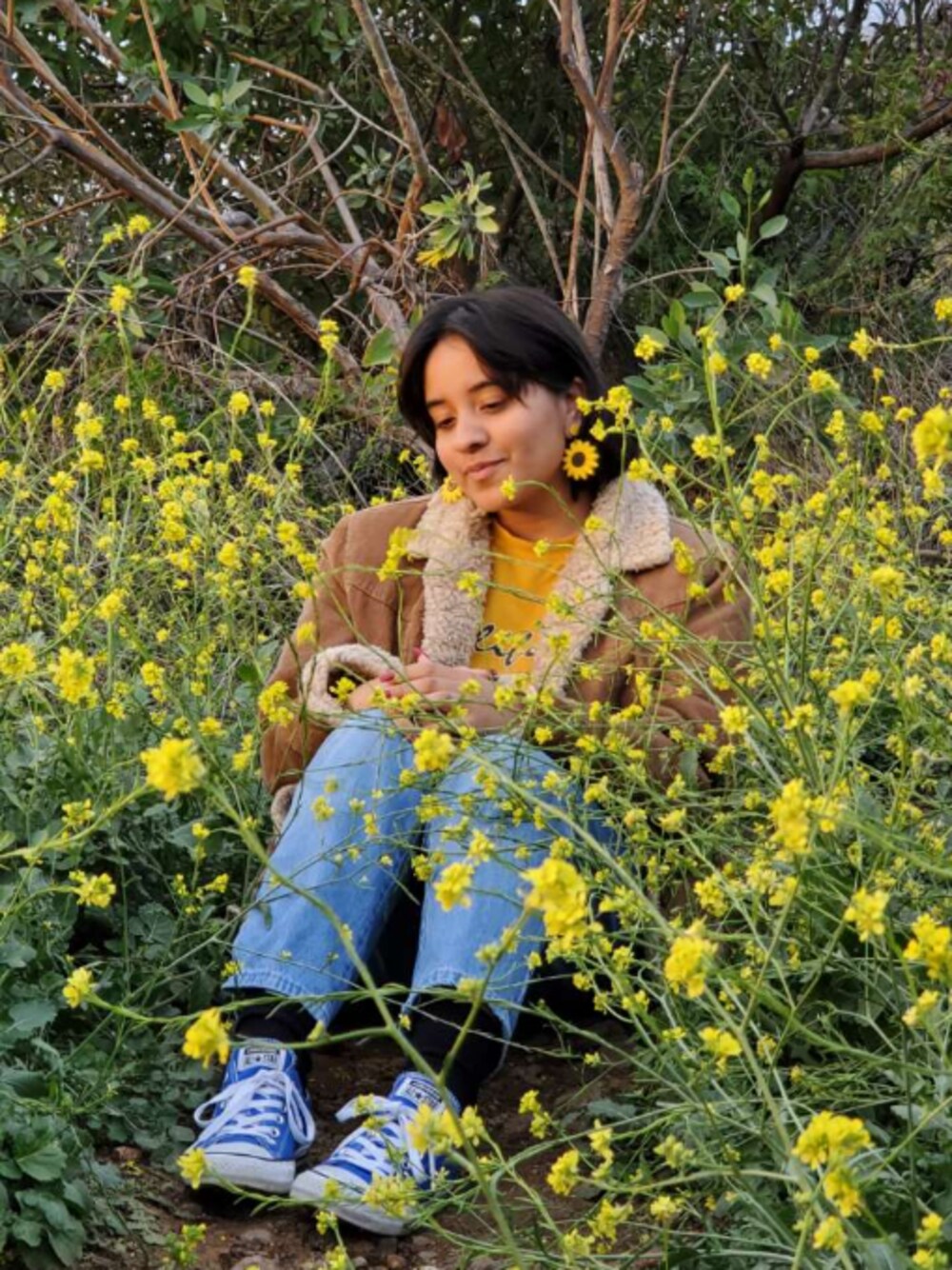 「casual、thrifted、converse、corduroy、yellow」｜「CONVERSEのConverse Chuck Taylor All Star Ox Sneakers In Royal Blue（スニーカー、ブルー系）」を使った、Heidiさん（レディース・163cm）の春コーディネートの1枚目の写真
