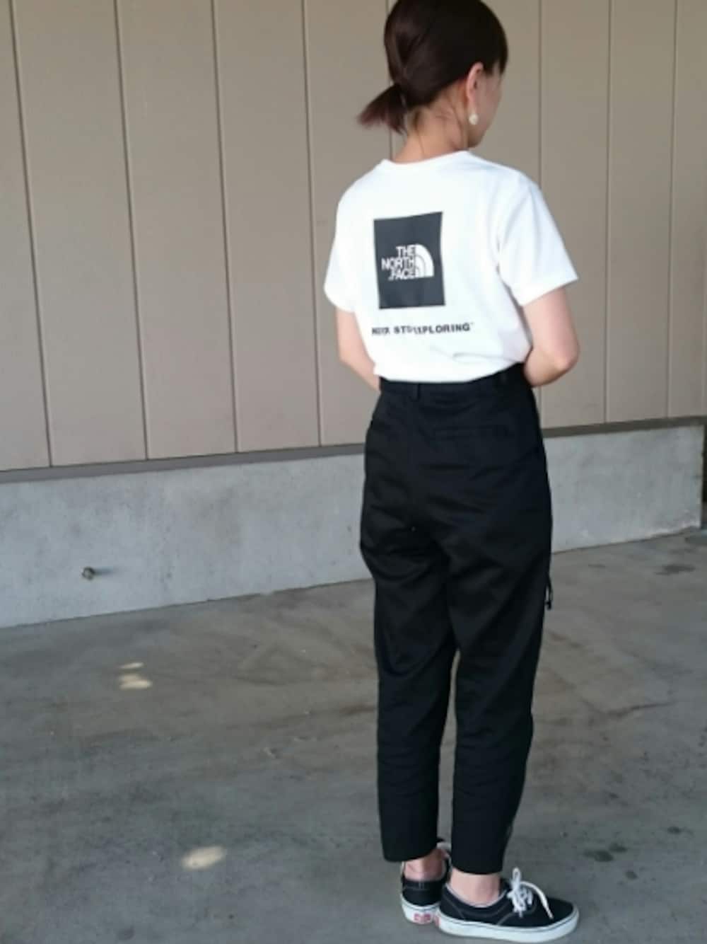 「ノースフェイス、niko and ...、VANS、ママコーデ、カジュアル、モノトーン、ラフ、Tシャツ」｜「THE NORTH FACEのザ・ノース・フェイス メンズカットソー / ショートスリーブスクエアロゴティー（Tシャツ/カットソー、ホワイト系）」を使った、Ka-naさん（レディース・157cm）の春コーディネートの1枚目の写真