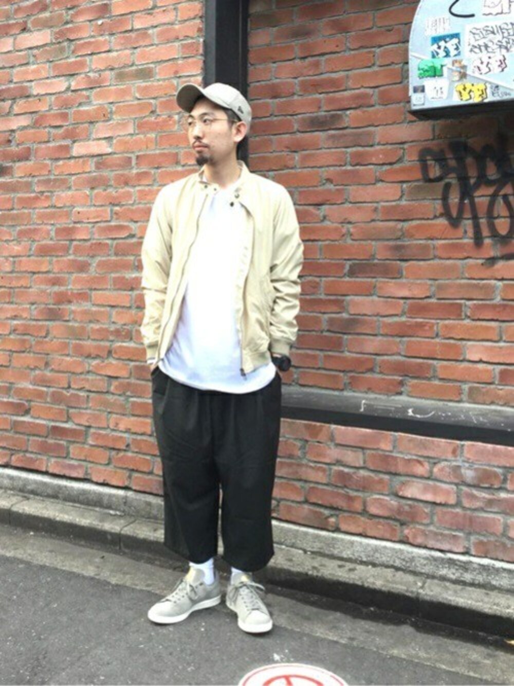 「ブルゾン、スニーカー、キャップ、シップス、SHIPS、ガウチョパンツ、SHIPS JET BLUE、シップスジェットブルー」｜「SHIPS JET BLUEのT:LOST MIND TEE（Tシャツ/カットソー、ホワイト系）」を使った、佐藤さん（メンズ・172cm）の春コーディネートの1枚目の写真