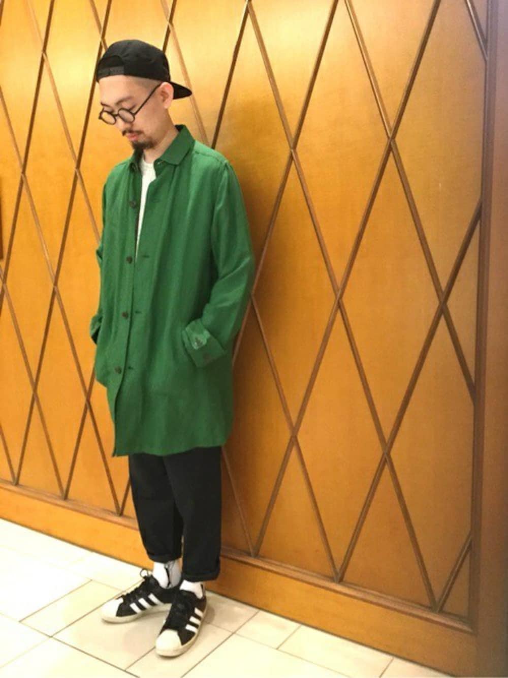 「グリーン、キャップ、めがね、ショップコート、シップス、SHIPS、リネン、SHIPS JET BLUE、シップスジェットブルー(SHIPS JET BLUE)」｜「SHIPS JET BLUEの《2017S/S先行予約》 SHIPS JET BLUE: リネン ポケットTシャツ■（Tシャツ/カットソー、グレー系）」を使った、佐藤さん（メンズ・172cm）の春コーディネートの1枚目の写真