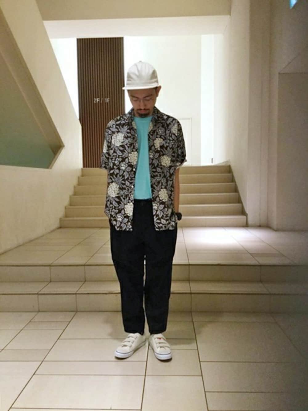 「VANS、チノパン、キャップ、タックイン、タックパンツ、SHIPS JET BLUE、シップスジェットブルー(SHIPS JET BLUE)、アロハシャツ、オープンカラーシャツ、FRUIT OF THE LOOM」｜「SHIPS JET BLUEのTHE DAY: BOXY CAMP シャツ（シャツ/ブラウス、ブラック系）」を使った、佐藤さん（メンズ・172cm）の春コーディネートの1枚目の写真