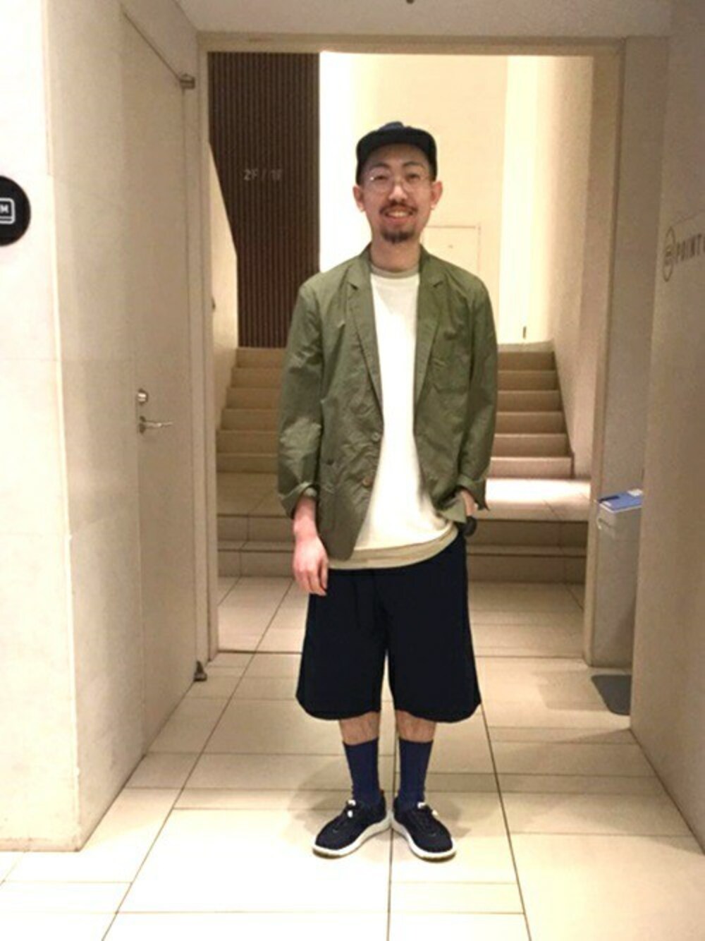 「ジャケット、ショートパンツ、シップス、SHIPS、サンダル、keen、SHIPS JET BLUE、シップスジェットブルー(SHIPS JET BLUE)、タイプライター」｜「SHIPS JET BLUEのSHIPS JET BLUE: ベルテッド ショーツ■（その他パンツ、ブルー系）」を使った、佐藤さん（メンズ・172cm）の春コーディネートの1枚目の写真