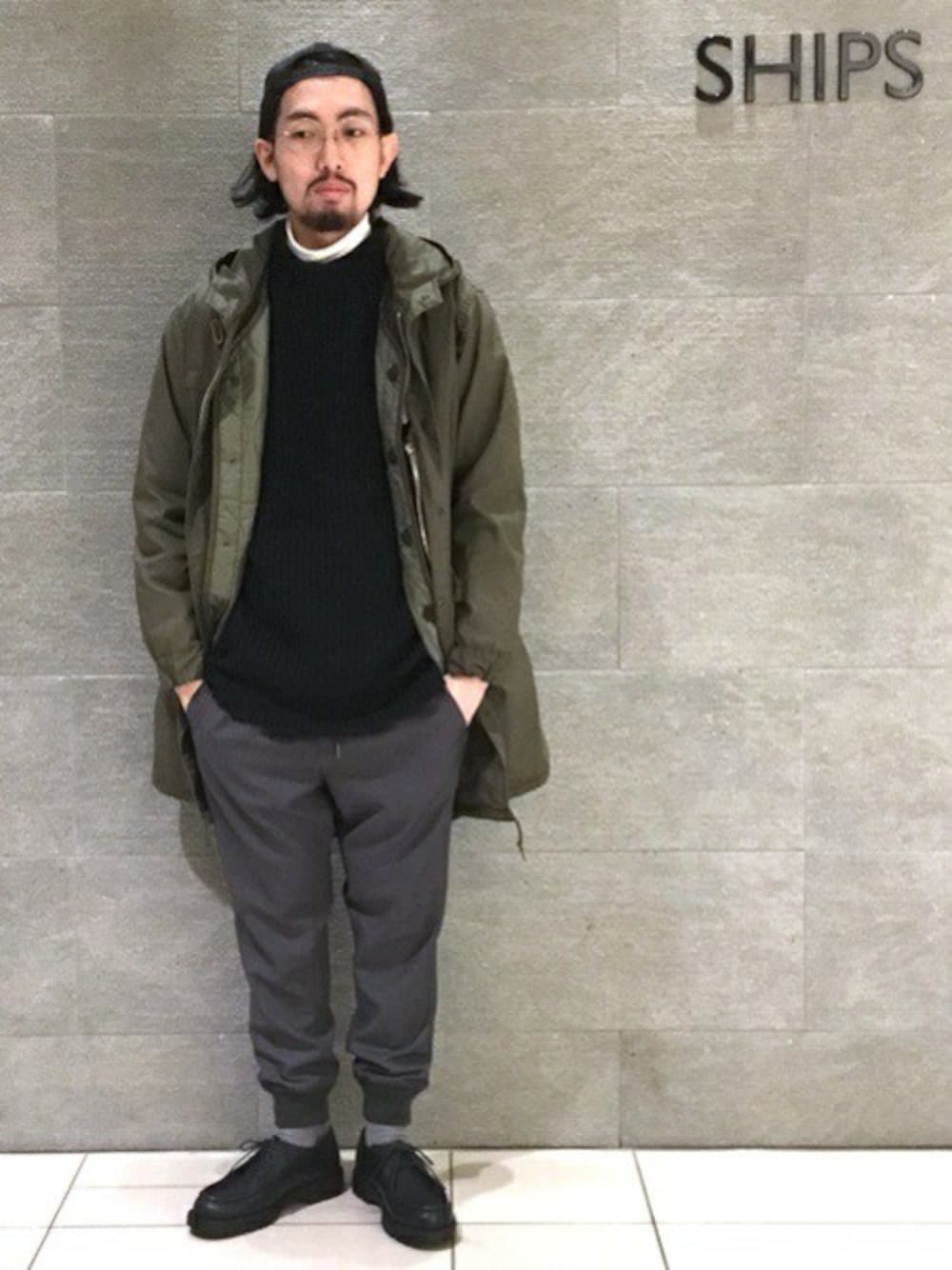 「モッズコート、リブパンツ、シップス、SHIPS、alpha、SHIPS JET BLUE、チロリアンシューズ、シップスジェットブルー、モックネックニット、エクスクルーシブ」｜「SHIPS JET BLUEのSHIPS JET BLUE (シップス ジェットブルー): T/R スリムリブパンツ■（その他パンツ、グレー系）」を使った、佐藤さん（メンズ・172cm）の冬コーディネートの1枚目の写真