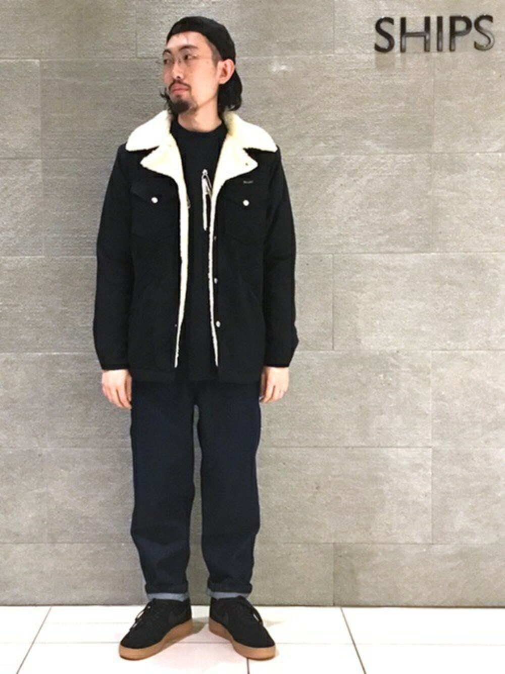 「ブルゾン、デニム、NIKE、冬コーデ、大人カジュアル、シップス、SHIPS、SHIPS JET BLUE、シップスジェットブルー(SHIPS JET BLUE)、THRASHER」｜「SHIPS JET BLUEのSHIPS JET BLUE: 10オンス デニムイージーパンツ■（デニムパンツ、ブルー系）」を使った、佐藤さん（メンズ・172cm）の冬コーディネートの1枚目の写真