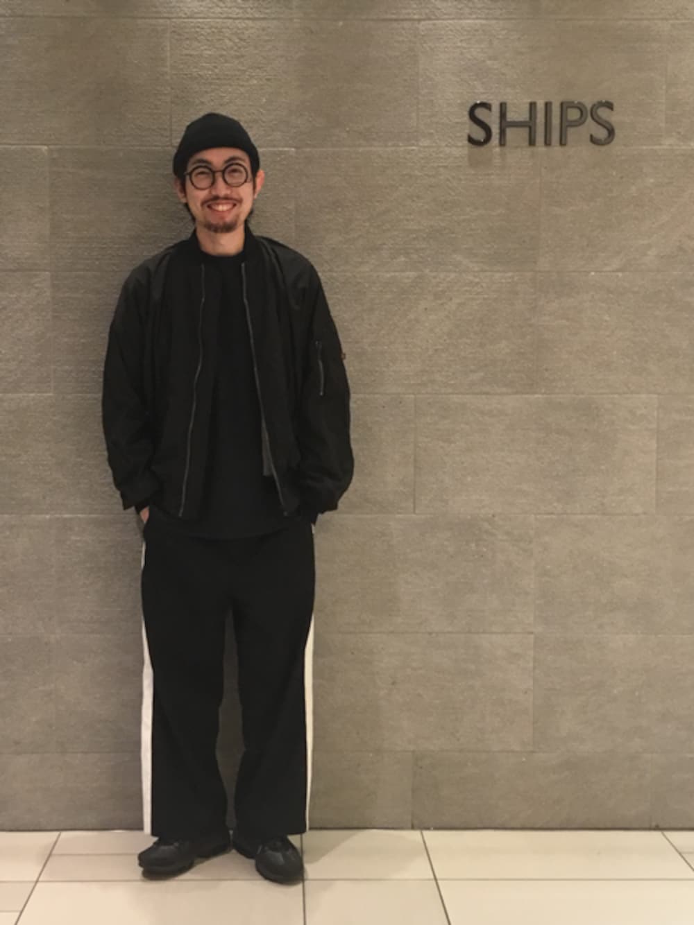 「カジュアル、MA-1、ブラックコーデ、大人カジュアル、シップス、SHIPS、ビーニー、モノトーンコーデ、ラインパンツ、冬×春」｜「ALPHAのALPHA:エクスクルーシブ BONDING MA-1■（MA-1、ブラック系）」を使った、佐藤さん（メンズ・172cm）の春コーディネートの1枚目の写真
