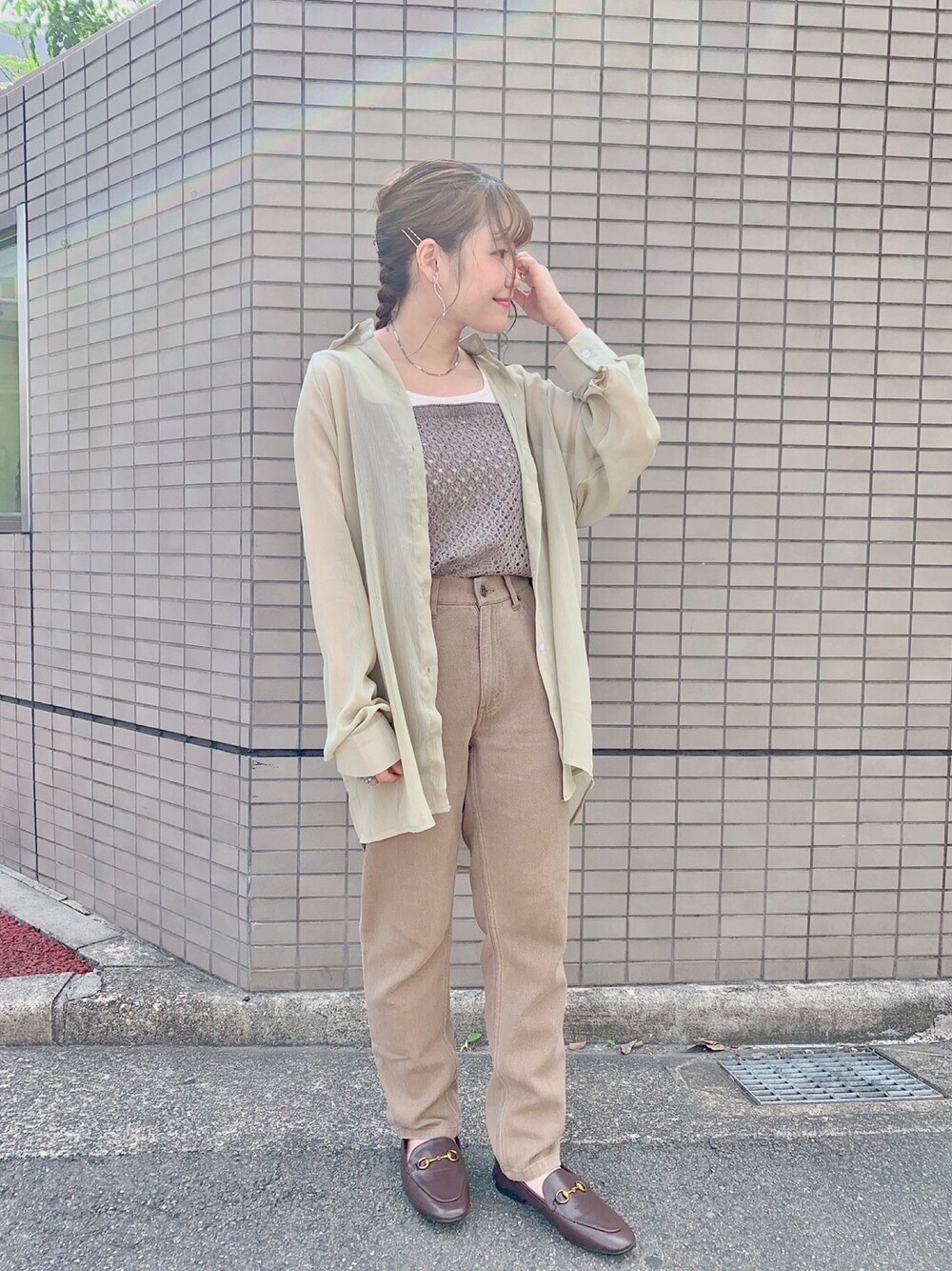 「テーパードパンツ、レイヤードスタイル、大人カジュアル、ビスチェ、パンツスタイル、シアーシャツ、低身長、ニットキャミソール、お洒落さんとつながりたい、いいね、save、フォローお願いします🤑」｜「Crispの【ZOZO限定】シアーロングシャツ（シャツ/ブラウス、グリーン系）」を使った、やまざきさん（レディース・149cm）の秋コーディネートの1枚目の写真