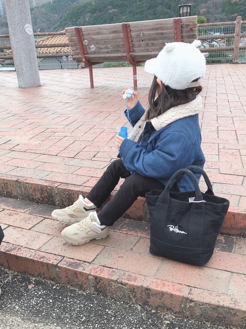 「キッズコーデ、キッズファッション、公園スタイル、公園コーデ」｜「Birthdayのアイテム（デニムジャケット、ブルー系）」を使った、siyaaaa✩.*˚さん（キッズ・100cm）の冬コーディネートの1枚目の写真