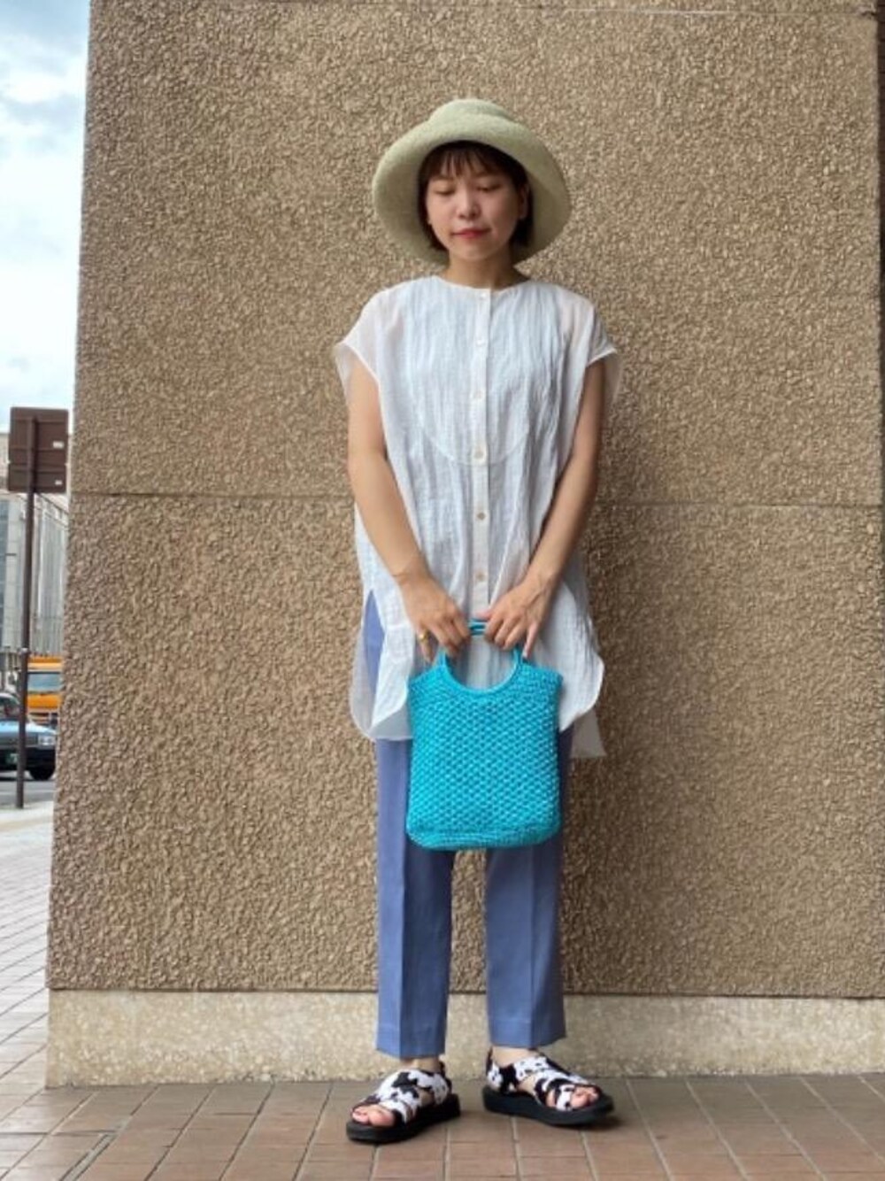 その他のサンダル、ホワイト系のシャツ/ブラウス、ブルー系のハンドバッグを着用したレディースの夏コーディネートの1枚目の写真