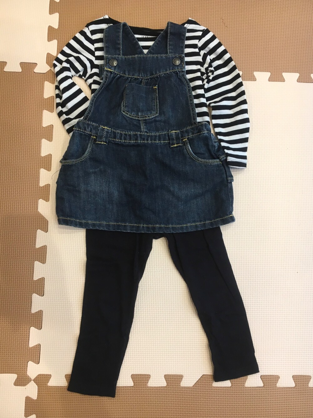「カジュアル、むすめコーデ、娘コーデ、サロペットスカート、活発女子、2歳7ヶ月」｜「H&Mのアイテム（Tシャツ/カットソー、ブラック系）」を使った、yukaさん（キッズ・90cm）の春コーディネートの1枚目の写真