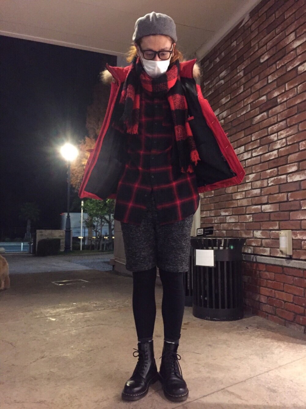 ブラック系のシャツ/ブラウス、グレー系のその他パンツ、ブラック系のブーツを着用したメンズの冬コーディネートの1枚目の写真