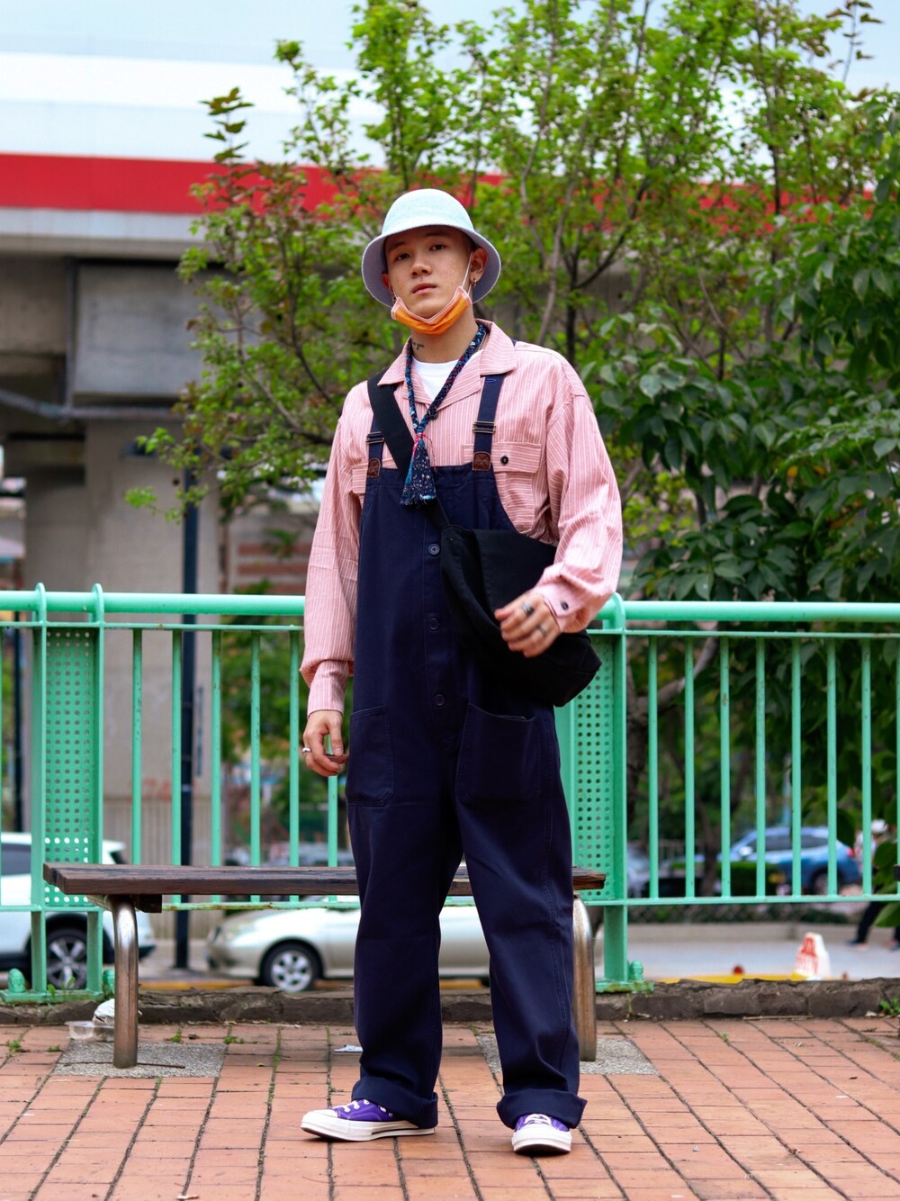 「ootd、休閒、古着MIX、漁夫帽、吊帶褲、亮色、撞色」｜「VINTAGEのアイテム（オールインワン・サロペット、ブルー系）」を使った、daniel2118816さん（メンズ・170cm）の春コーディネートの1枚目の写真