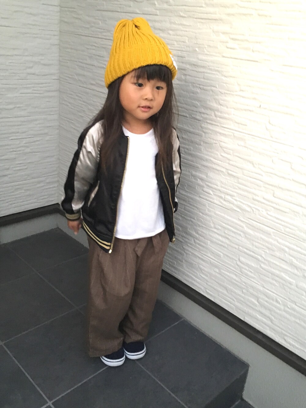 「キッズファッション、おんなのこ、ニット帽、DAISO、kidsfashion、3歳、キッズ、おしゃれさんと繋がりたい、GU、グレンチェック柄パンツ」｜「H&Mのアイテム（スタジャン、ブラック系）」を使った、yu-naさん（キッズ・100cm）の秋コーディネートの1枚目の写真
