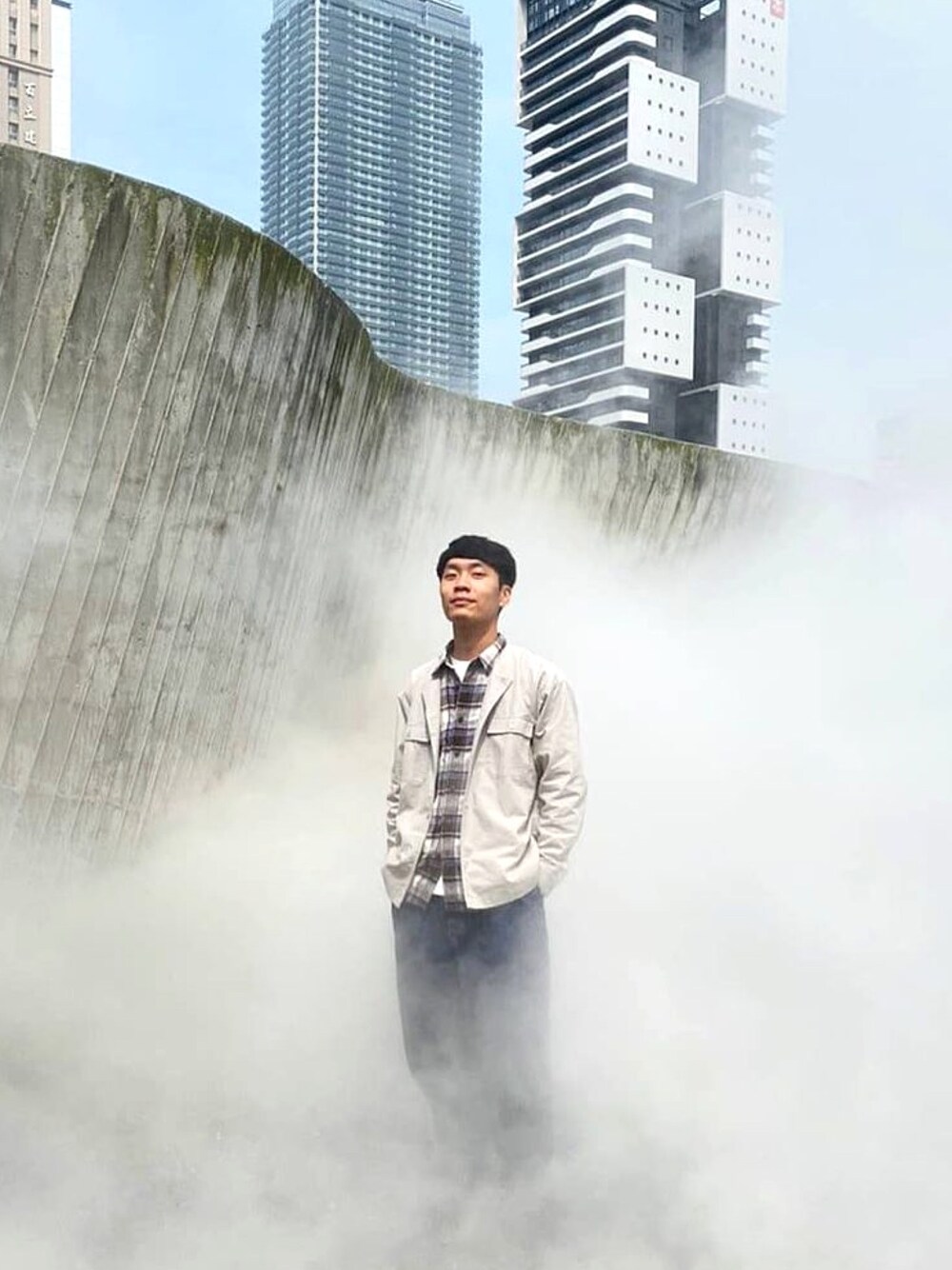 ベージュ系のノーカラージャケット、その他のシャツ/ブラウス、ブルー系のデニムパンツを着用したメンズの春コーディネートの1枚目の写真