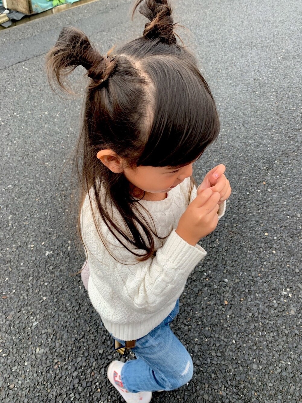 「キッズコーデ、シンプルコーデ、おしゃれさんと繋がりたい、スニーカー、ニットコーデ、デニム、女の子」｜「西松屋のアイテム（ニット/セーター、ホワイト系）」を使った、rk_hysさん（レディース・100cm）の秋コーディネートの1枚目の写真