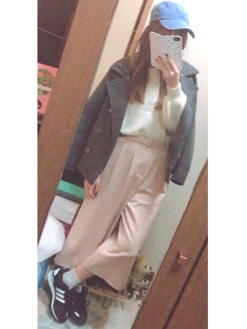 「シンプル、スニーカー、ガウチョパンツ、くすみピンク、ピンク×グレー、キャップ、カジュアル、adidas、earth music&ecology」｜「Me%のアイテム（キャップ、ブルー系）」を使った、ma❤︎さん（レディース・154cm）の冬コーディネートの1枚目の写真