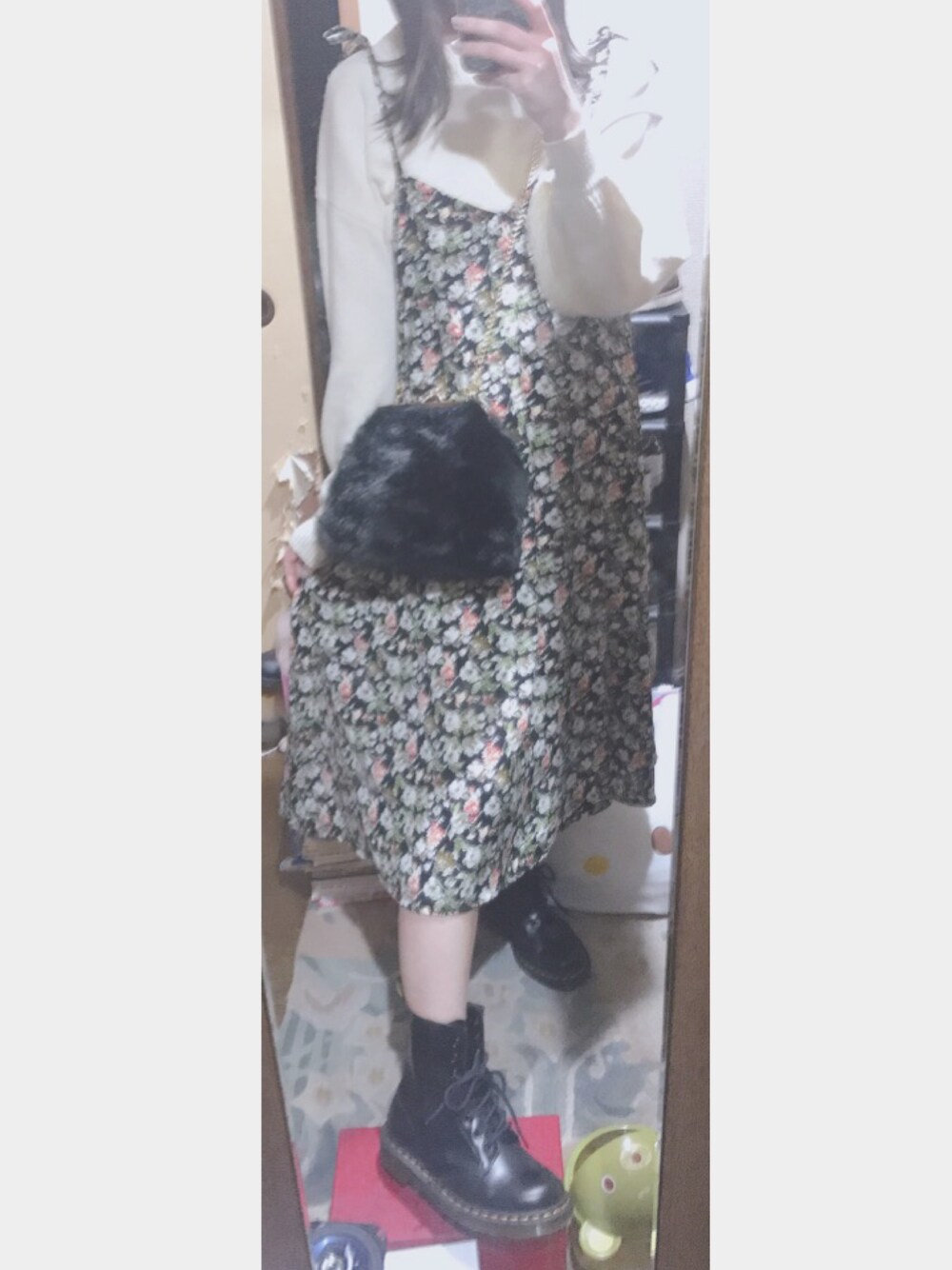 「カジュアル、ootd、きれいめカジュアル、ワンピース、ボリューム袖、ファー小物、ブラック、Dr.Martens、ニット、WEGO」｜「earth music&ecologyのアイテム（ニット/セーター、ホワイト系）」を使った、ma❤︎さん（レディース・154cm）の春コーディネートの1枚目の写真