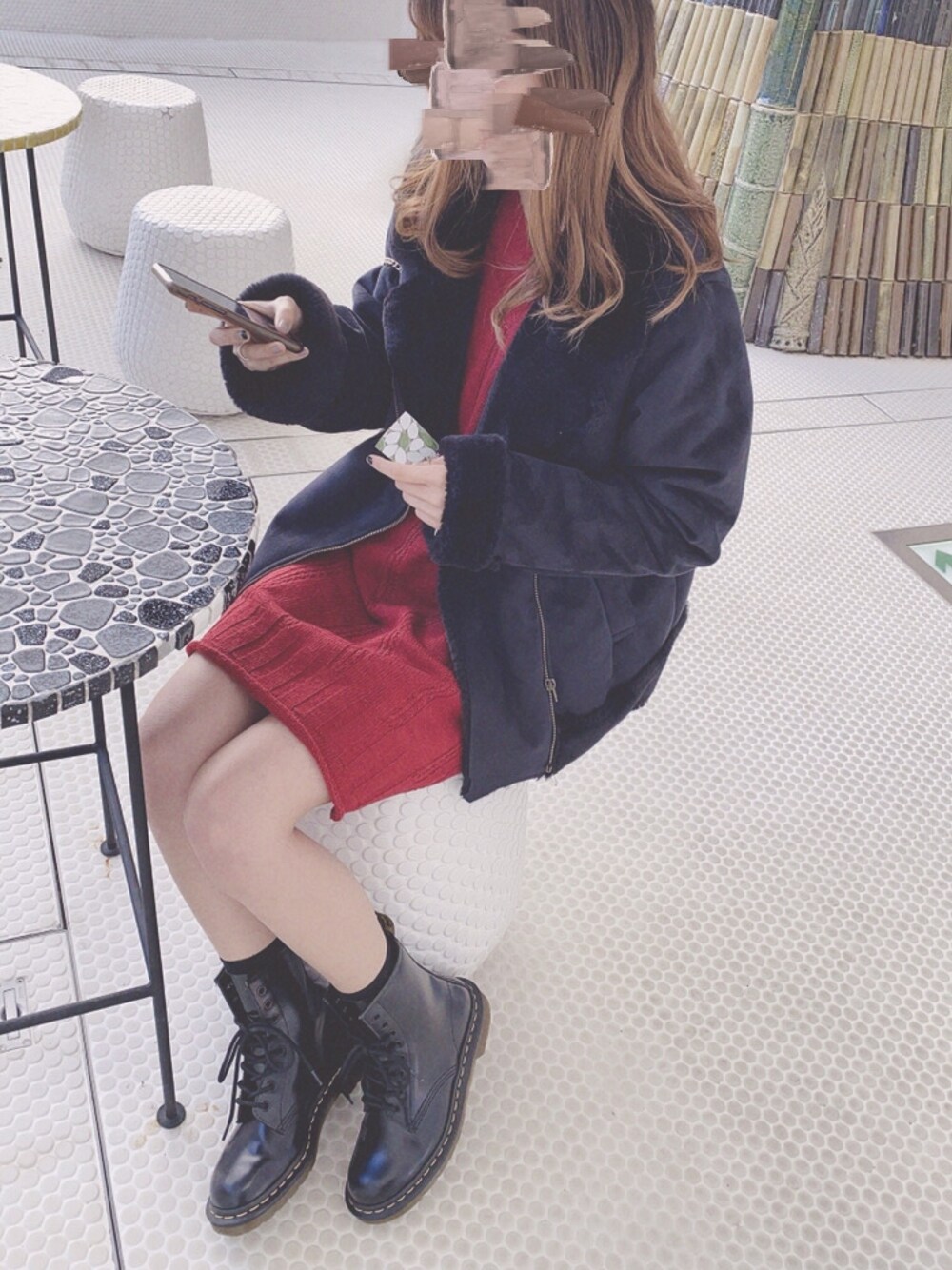 「ニットワンピース、ニット、Dr.Martens、ブーツ、ライダース、黒、赤、プチプラ、シンプル、低身長コーデ」｜「GRLのムートンボアライダースジャケット（ライダースジャケット、ブラック系）」を使った、ma❤︎さん（レディース・154cm）の冬コーディネートの1枚目の写真