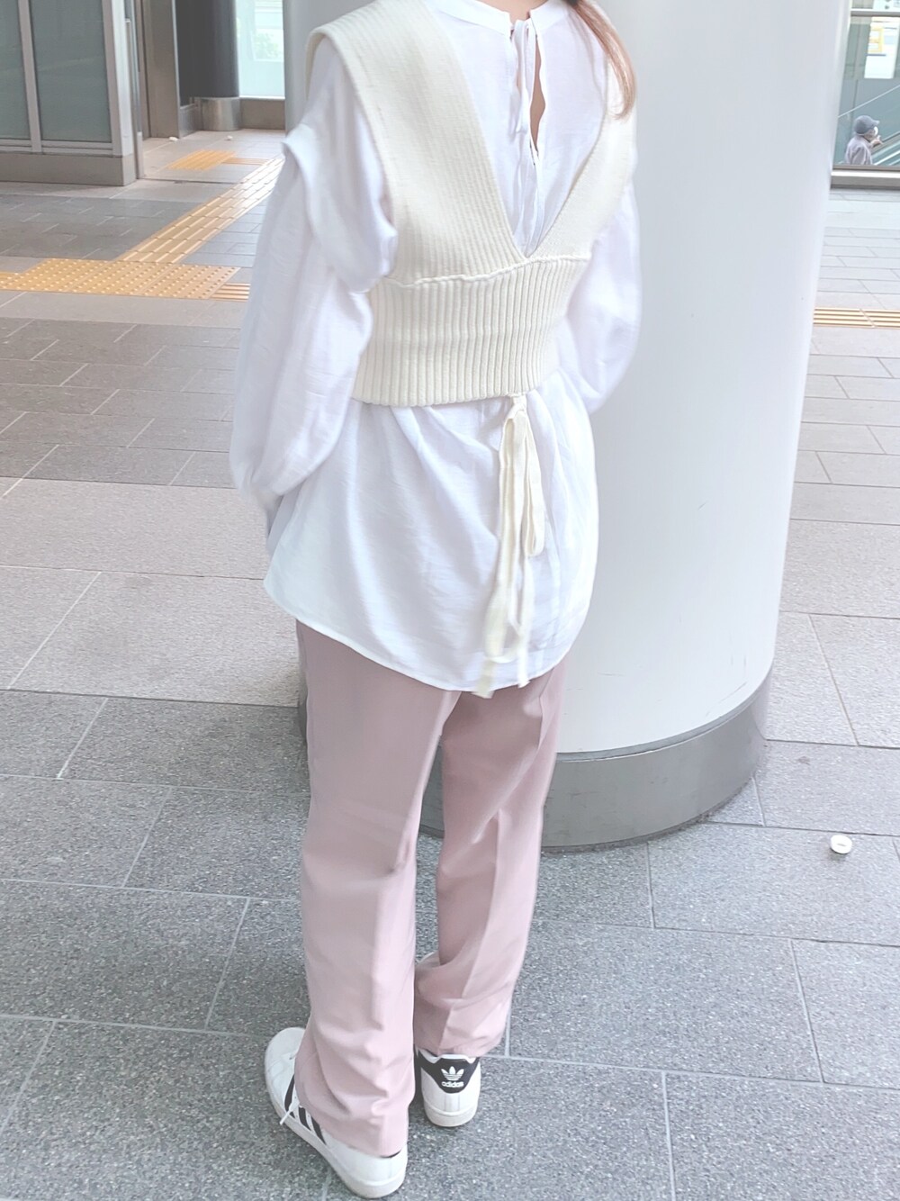 「ゆるコーデ、プチプラ、GU、who's who chico、パンツスタイル、スニーカー、低身長、ootd、春コーデ、ホワイト」｜「Chicoのニットベストチュニックブラウスセット（シャツ/ブラウス、ホワイト系）」を使った、ma❤︎さん（レディース・154cm）の春コーディネートの1枚目の写真
