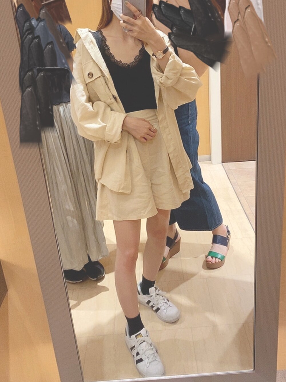 「セットアップ、ベージュ、パンツスタイル、スニーカー、キャミソール、ブラック、プチプラ、シンプル、低身長、WEGO」｜「WEGOのWEGO/【セットアップ対応商品】リネンブレンドタックショーツ（その他パンツ、ベージュ系）」を使った、ma❤︎さん（レディース・154cm）の夏コーディネートの1枚目の写真