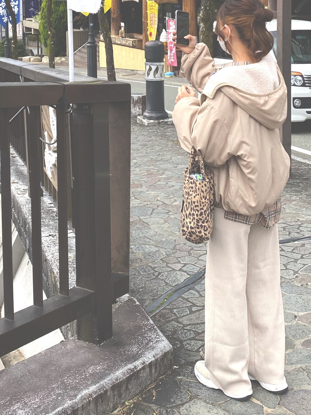 「シンプル、プチプラ、白、ベージュ、パンツ、スニーカー、チェック、ootd、低身長、休日スタイル」｜「w closetの【ZOZO限定】両面楽しめる♪リバーシブルボアフードZIP（その他アウター、ベージュ系）」を使った、ma❤︎さん（レディース・154cm）の冬コーディネートの1枚目の写真