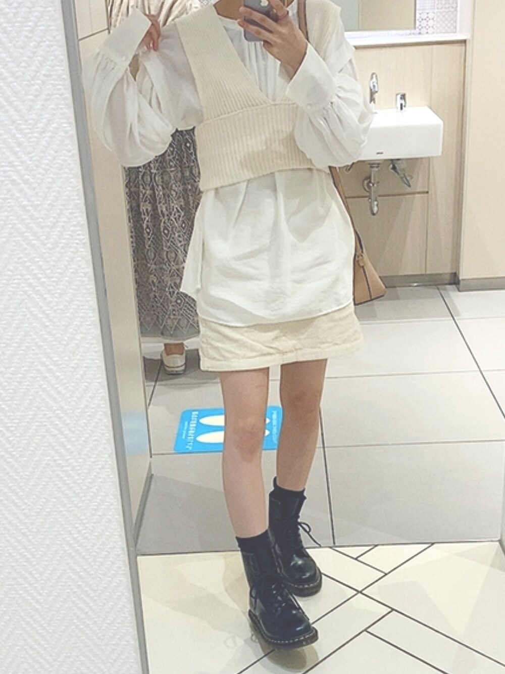 「シンプル、ホワイト、プチプラ、低身長、GU、Dr.Martens、who's who chico、ブーツ、ニットベスト、ブラウス」｜「Chicoのニットベストチュニックブラウスセット（シャツ/ブラウス、ホワイト系）」を使った、ma❤︎さん（レディース・154cm）の冬コーディネートの1枚目の写真