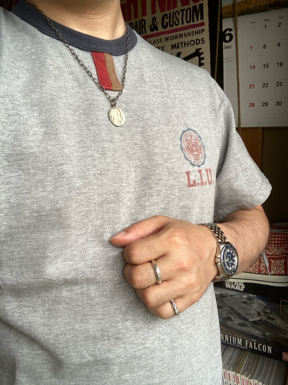 グレー系のTシャツ/カットソー、シルバー系のネックレス、シルバー系のリングを着用したメンズの夏コーディネートの1枚目の写真