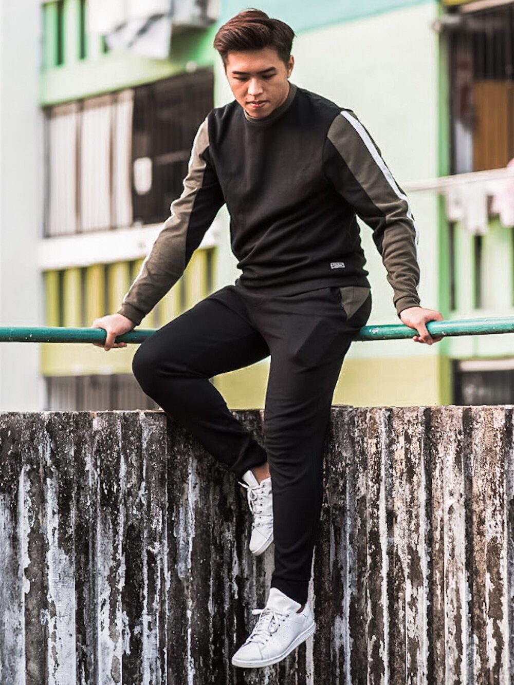 「adidas originals、jack wills、stan smith、white sneakers、白鞋、街頭穿搭、ootd、coordinate、black、穿搭」｜「Jack Willsのアイテム（スウェット、ブラック系）」を使った、davidchengdcさん（メンズ・181cm）の冬コーディネートの1枚目の写真