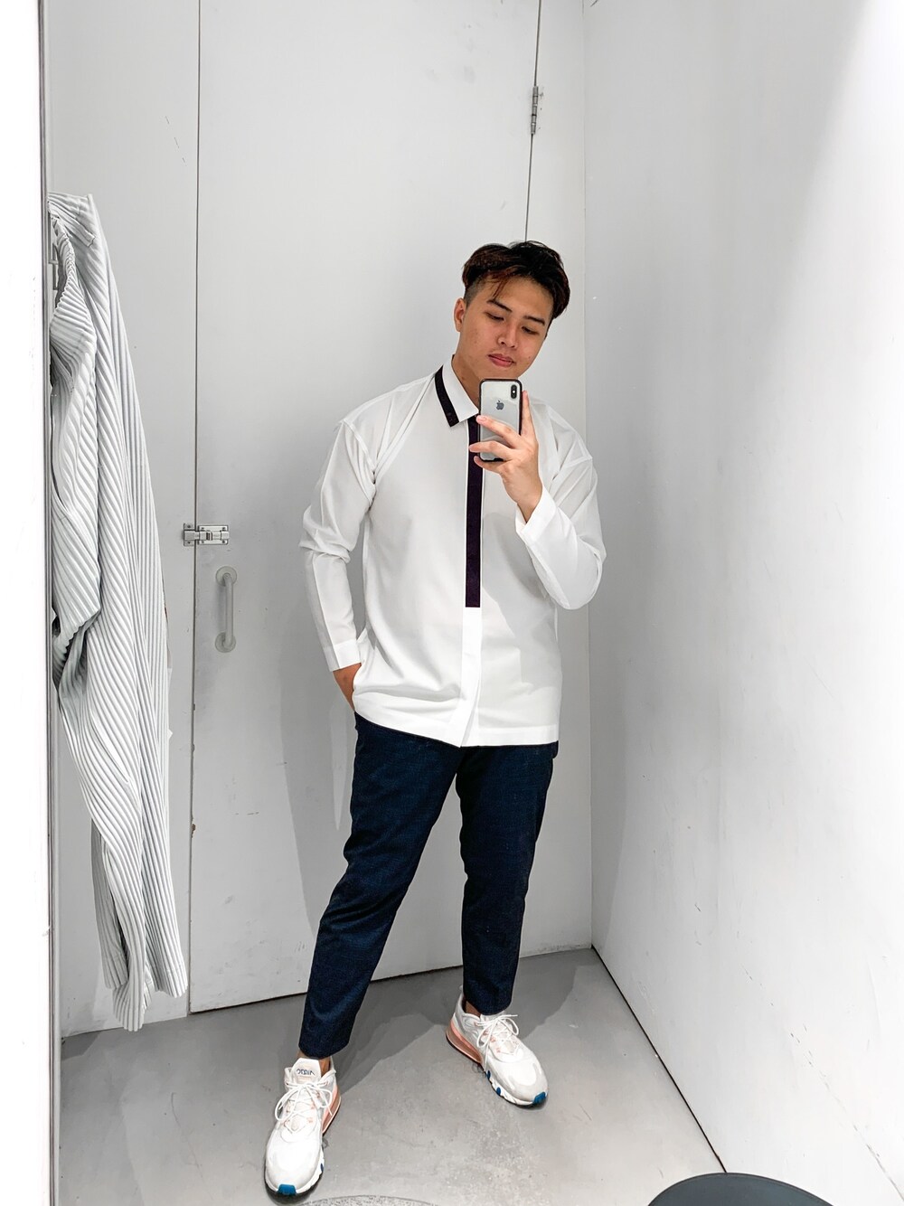 「HOMME PLISSÉ ISSEY MIYAKE、ISSEY MIYAKE、ISSEY MIYAKE MEN、white shirt、UNIQLO、nike、NIKE270、ootd、ootdhk、穿搭」｜「UNIQLOのイージーアンクルパンツ（ウールライク・センタープレス・レングス68～72cm）（その他パンツ、ブルー系）」を使った、davidchengdcさん（メンズ・181cm）の冬コーディネートの1枚目の写真