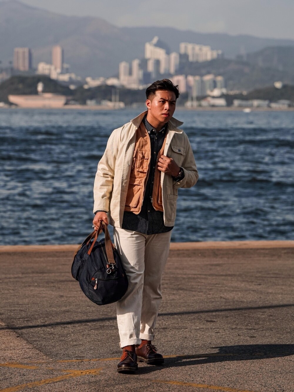 「ootd、ootdhk、WORKWEAR、穿搭、asos、COS、fullhousedenim、UNIQLO、Dr.Martens、jcrew」｜「J.CREWのアイテム（バッグ、ブルー系）」を使った、davidchengdcさん（メンズ・181cm）の冬コーディネートの1枚目の写真