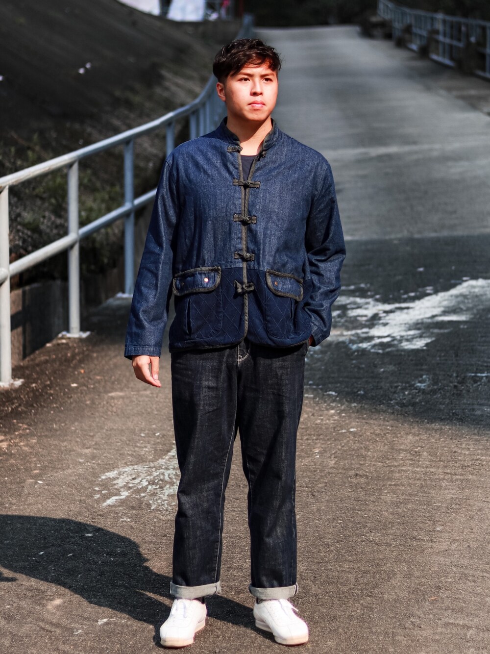 「denim、ootd、ootdhk、街頭穿搭、休閒、穿搭、jeans、Onitsuka Tiger、denimondenim、牛仔褲」｜「Full House Denimのアイテム（ノーカラーコート、ブルー系）」を使った、davidchengdcさん（メンズ・181cm）の春コーディネートの1枚目の写真