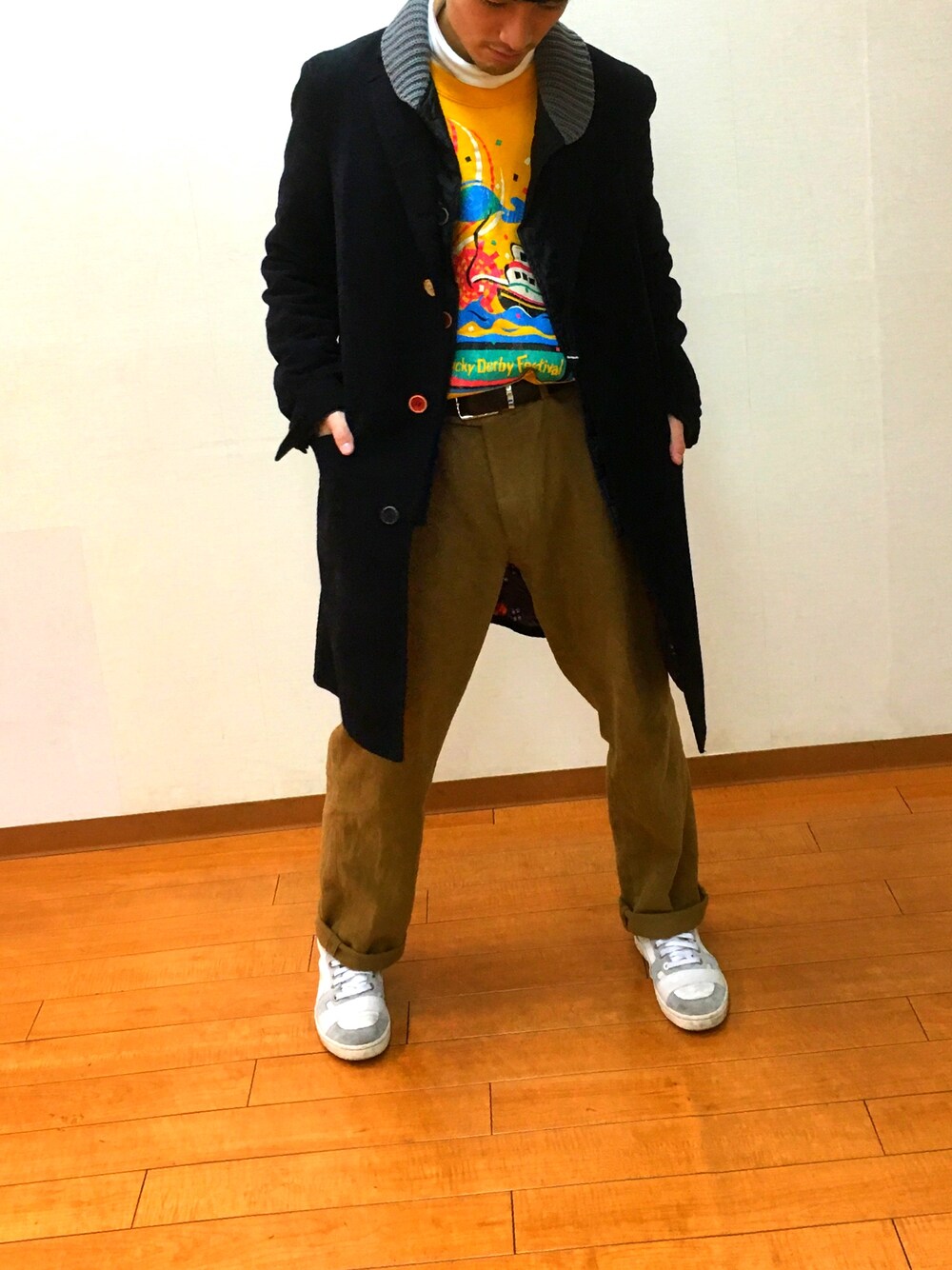 「おしゃれさんと繋がりたい、かわいい、デシグアル、Desigual、スウェット、白スニーカー、茶色パンツ、裏地柄、古着、古着好きな人と繋がりたい」｜「usedのアイテム（スウェット、オレンジ系）」を使った、まんちゃんさん（メンズ・167cm）の冬コーディネートの1枚目の写真
