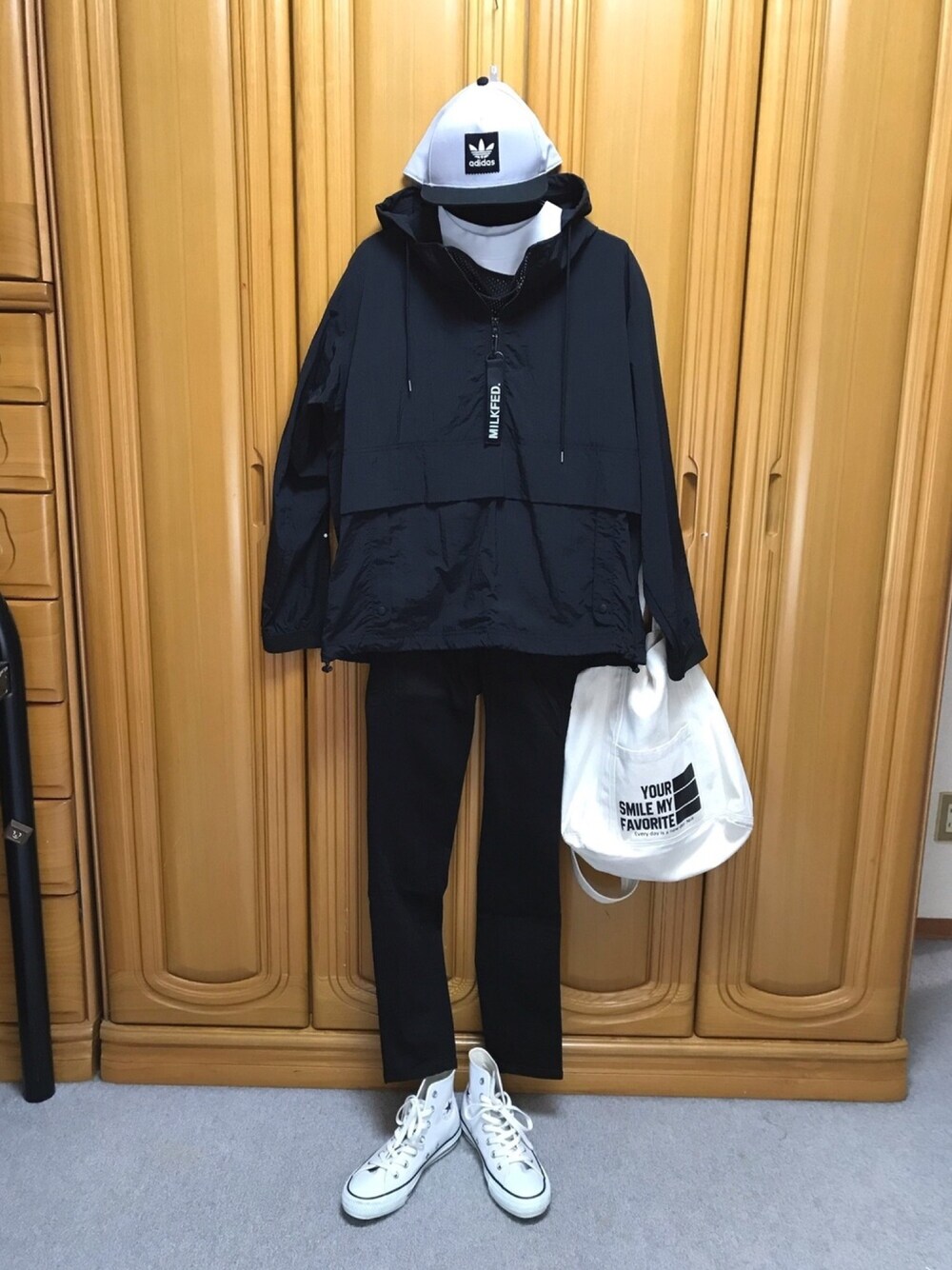 「カジュアル、秋コーデ、ナイロンパーカー」｜「MILKFED.のSTENCIL LOGO ANORAK（ナイロンジャケット、ブラック系）」を使った、tomoさん（レディース・162cm）の秋コーディネートの1枚目の写真