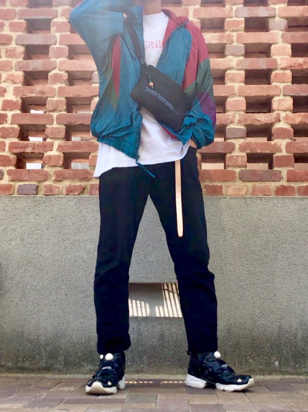 ブラック系のその他パンツ、ブラック系のスニーカー、ホワイト系のTシャツ/カットソーを着用したメンズの春コーディネートの1枚目の写真