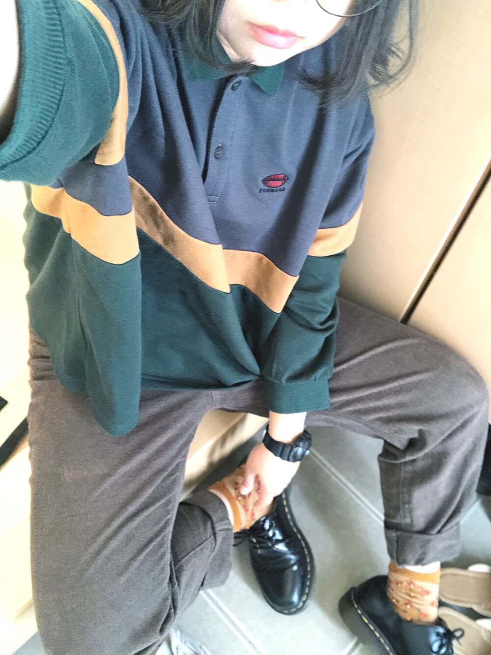 グレー系のスウェット、ブラウン系のその他パンツ、ブラック系のその他シューズを着用したレディースの秋コーディネートの1枚目の写真