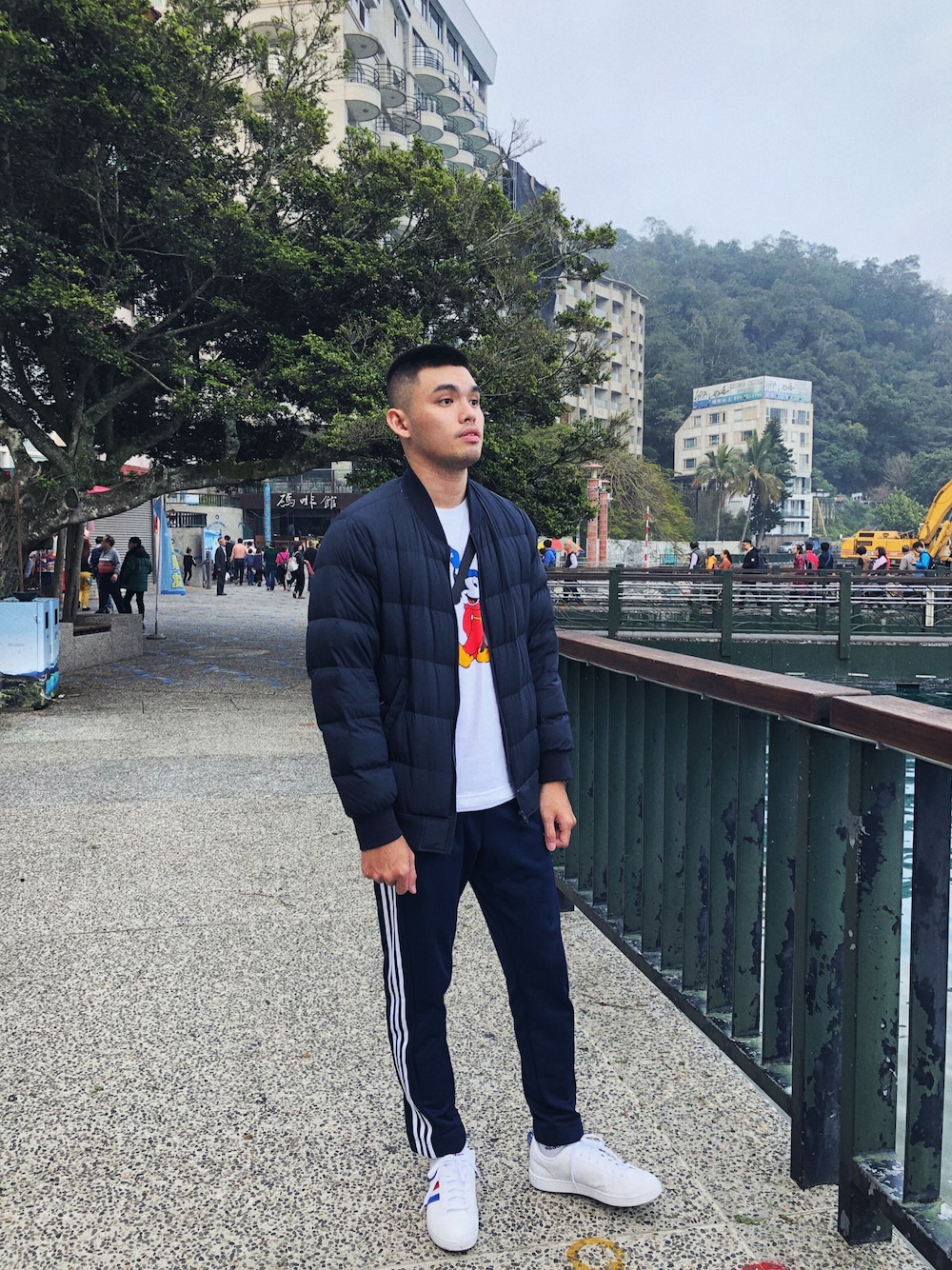 「UNIQLOのアイテム（Tシャツ/カットソー、ホワイト系）」を使った、Issac Kuさん（メンズ・183cm）の冬コーディネートの1枚目の写真