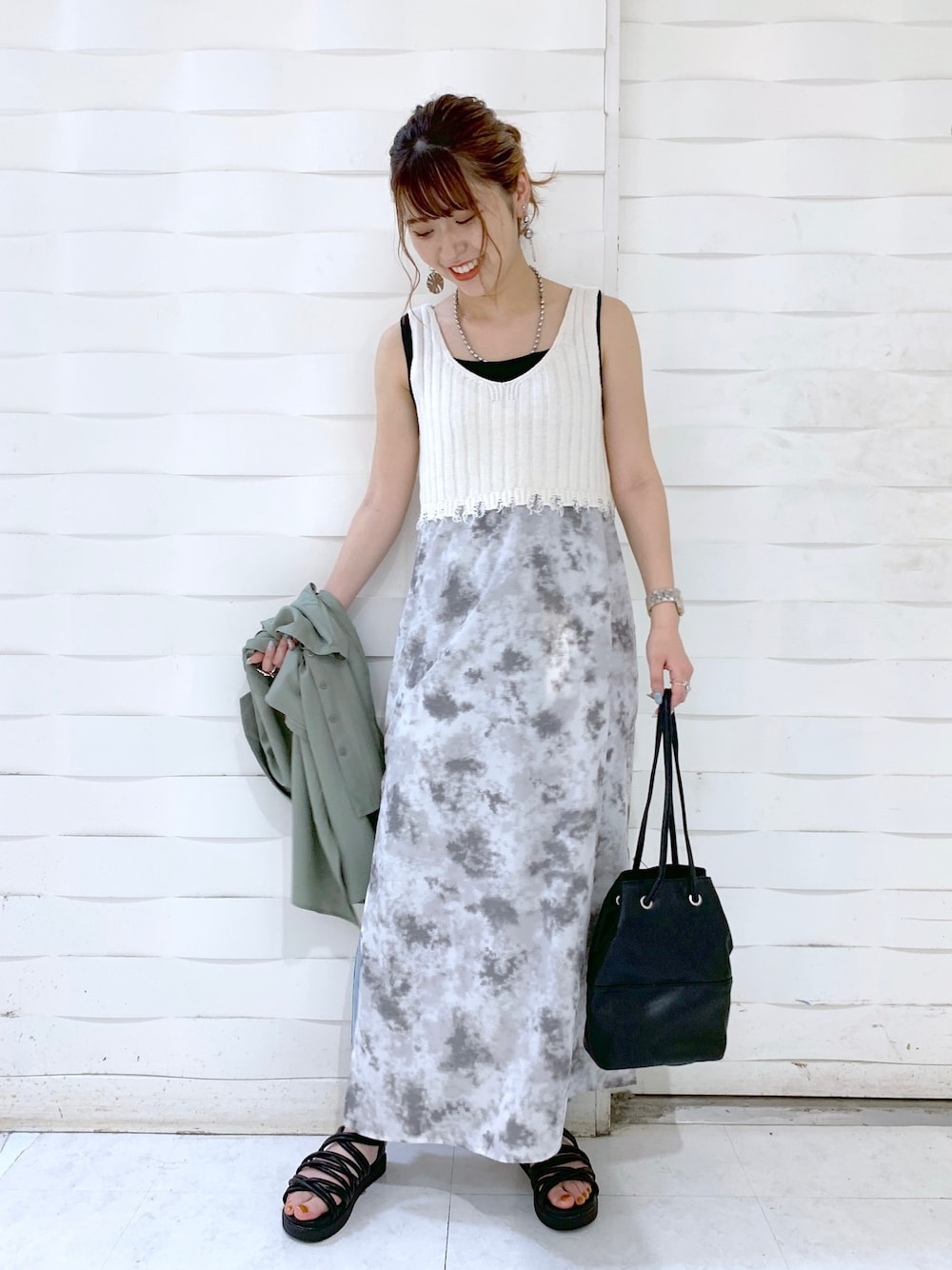 「夏コーデ、ノースリーブ、キャミワンピ、ビスチェ、レイヤードスタイル、タイダイ柄、これが私をアゲる服、モード、厚底サンダル、海」｜「PAGEBOYのシアーグラスキャミワンピース（ワンピース、グレー系）」を使った、ゆきほさん（レディース・158cm）の春コーディネートの1枚目の写真