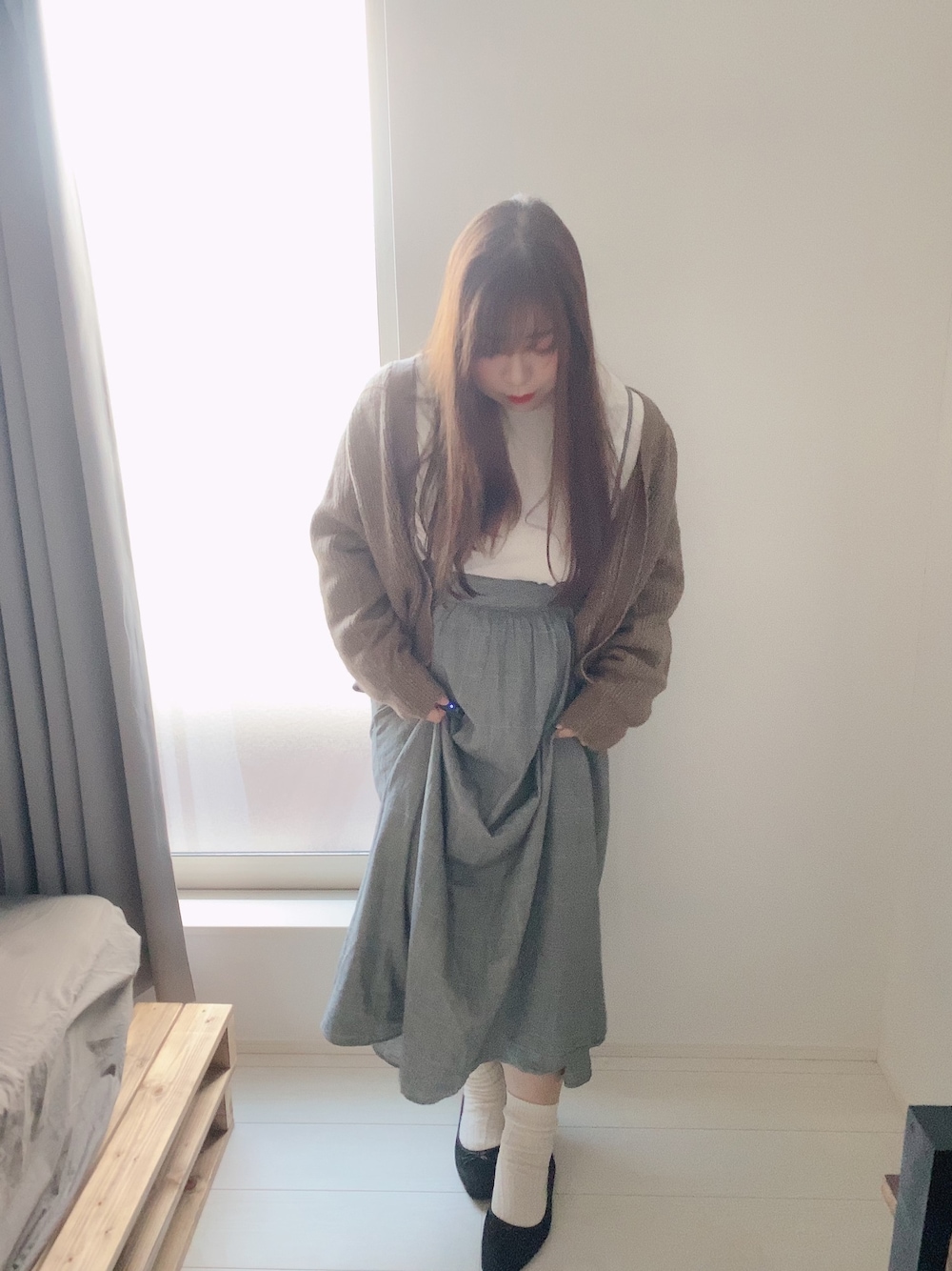 「秋コーデ、ゆるだぼ、でぶだぼ、ぽっちゃり、ぽっちゃりコーデ、ジャンスカ、プチプラ、カーディガン」｜「AMERICAN HOLICのアイテム（ジャンパースカート、グレー系）」を使った、mayumoさん（レディース・168cm）の秋コーディネートの1枚目の写真