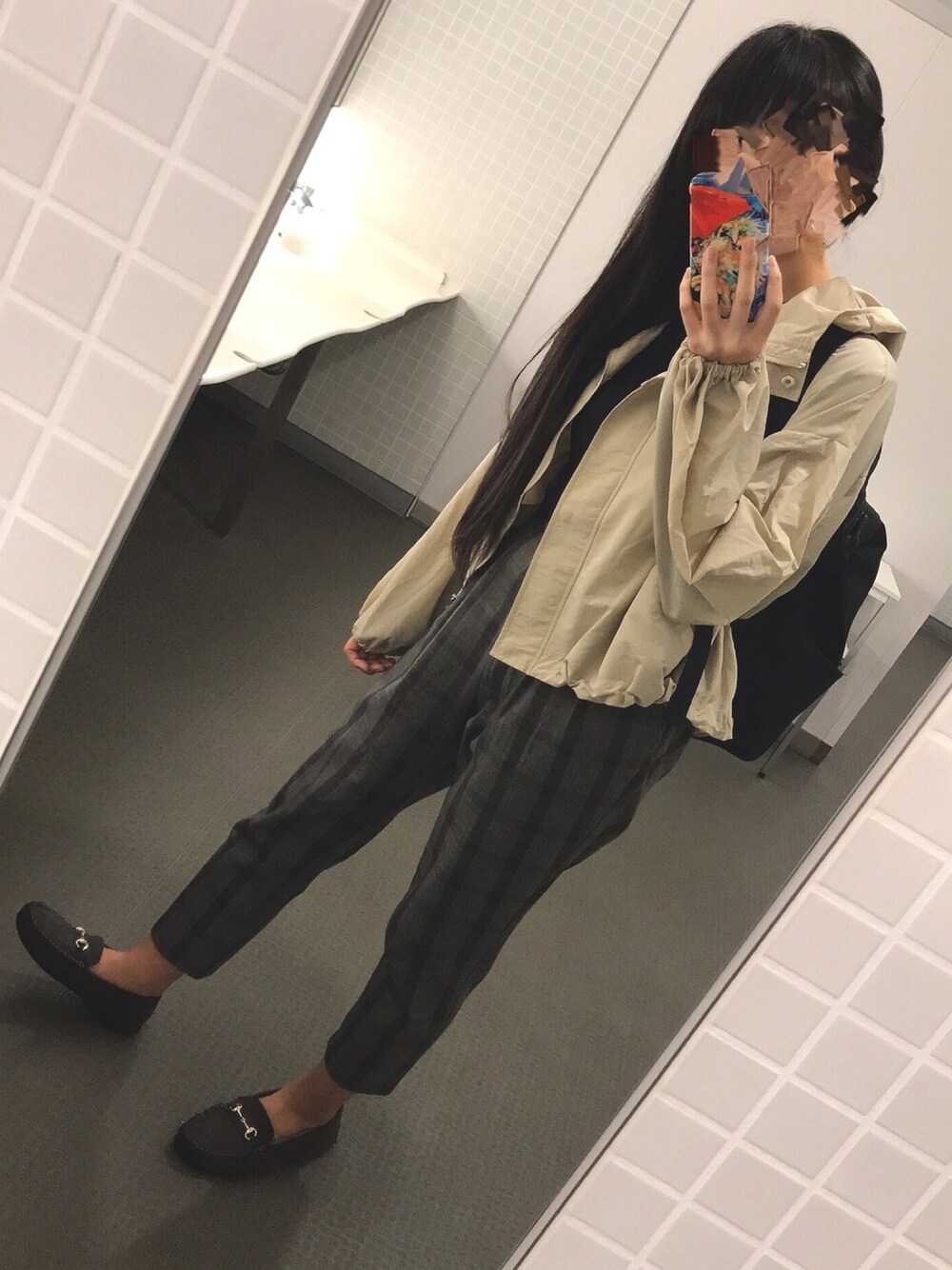 「チェック柄に恋してる、秋のコーデ、チェックパンツ、リブニット、マウンテンパーカー、ベージュ、グレー、ブラック」｜「WEGOのWEGO/フラッグナイロンリュック（バックパック/リュック、ブラック系）」を使った、soraさん（レディース・165cm）の秋コーディネートの1枚目の写真